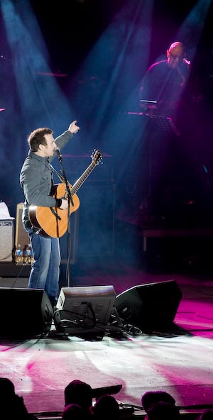 Colin James thanks his band, Snowbowl at  Winterlude Ottawa, Feb 2009